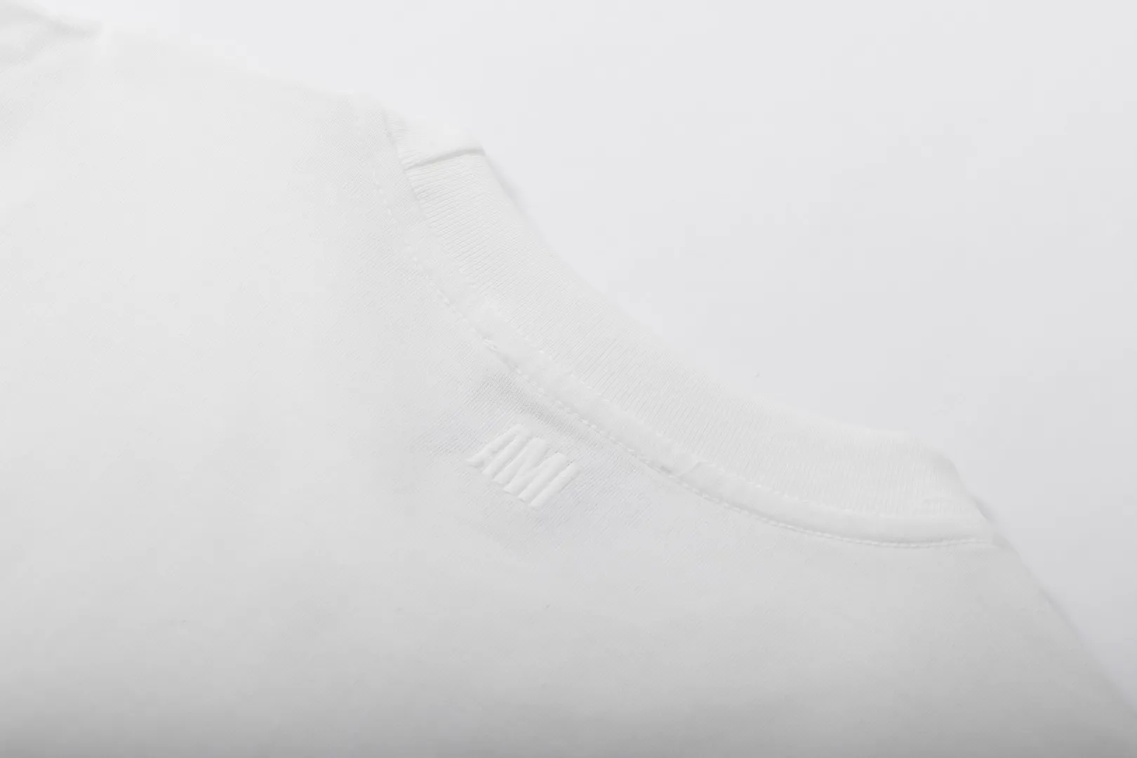 Style No.: A 007# P57 Ami 2026 Spring/Summer New Arrival T-shirt Short Sleeve The workmanship of this chapter is extremely cumbersome and complex. It uses water-soluble polyester and water-soluble thread to start the pattern, dye it, then air-dry, shape it, and then laser process the details. The process takes a long time, which distinguishes it from the junk version of the leaky bottom fabric on the market. We completely restore the correct version of the official website 1:1, with high-weight fabrics, synchronized detail routing, and restored official website letter embroidery, which is the only correct version on the entire network. Color: Apricot Red Black Red White Red Navy Blue Gray Apricot Black Sizes: S-XL
